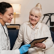 Angehörige sprechen mit Betreuungsperson über sichere Pflege